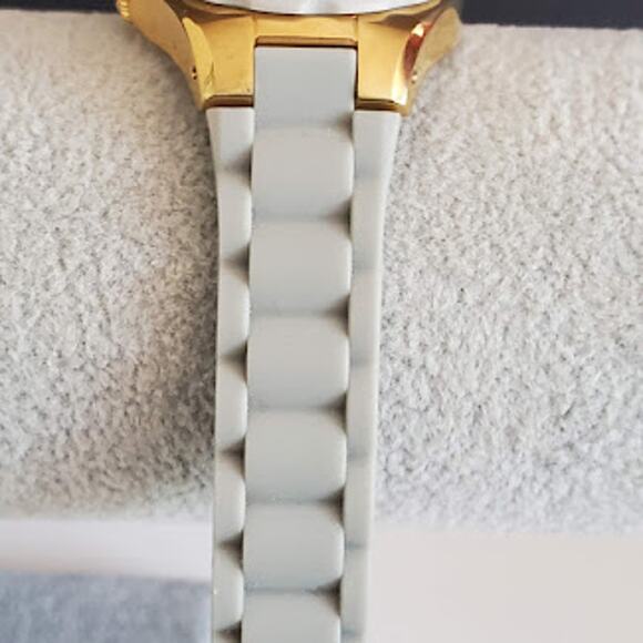 Invicta Women's Angel Watch Model 1616 Gold Tone 30mm Gray Strap Fresh Battery - Picture 4 of 7